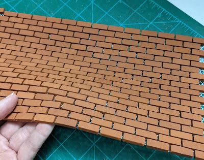 Dollhouse brick foundation ~ miniatures by auralea Dollhouse Bricks Diy, Brick Dollhouse Exterior, Italian Dollhouse, Miniature Brick Wall, Brick Dollhouse, Dollhouse Exterior Ideas, Brick Foundation, Miniature Bricks, Dollhouse Landscaping