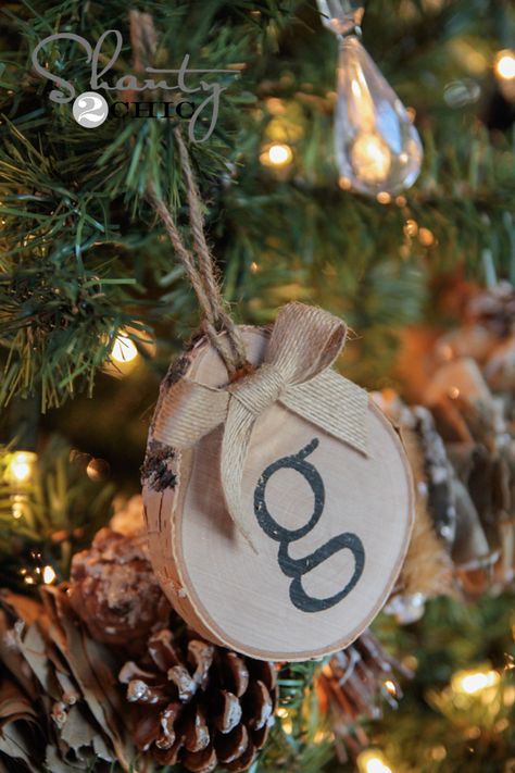 10 DIY Christmas Decor Ideas | www.chatfieldcourt.com Birch Ornaments, Initial Ornaments, Natal Natural, Diy Natal, Christmas Diy Kids, Cheap Christmas Diy, Initials Ornament, Shanty 2 Chic, Christmas Wood