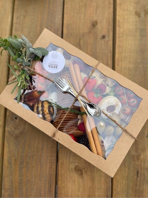 Chacutery Board Boxes, Cheese Board Gift Ideas Diy, Charcuterie Board Packaging, Charcuterie Board Boxes, Elegant Gift Wrapping Ideas, Packing Ideas Gift, Wrapping Gifts Ideas Creative, Wrapping Gifts Ideas, Gift Packing Ideas