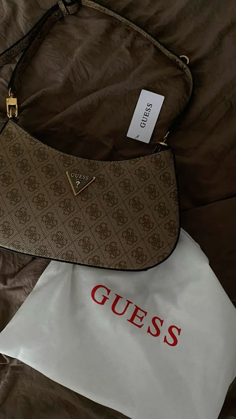 Guess Bags Aesthetic, Guess Bag Outfit, Guess Bags Handbags, Bags Guess, Guess Fashion, Classy Purses, Bag Guess, Designer Things, Guess Handbag