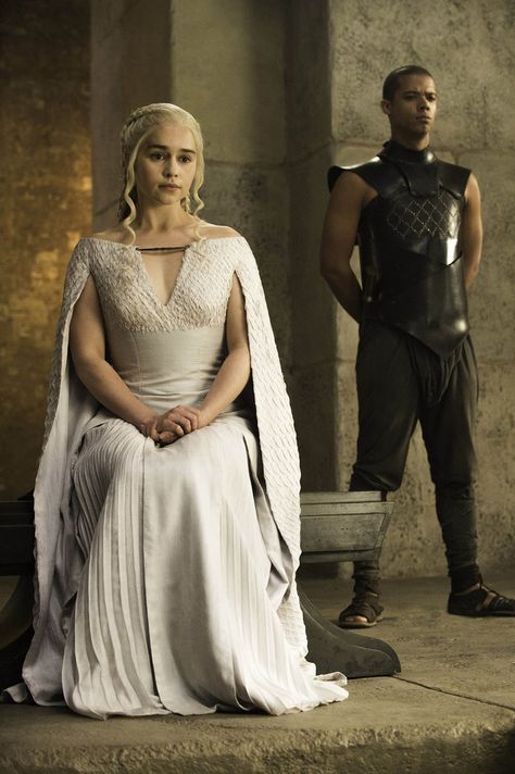 Ladies and gentlemen, Khaleesi is dead. But CAPELEESI IS ALIVE AND WELL. Daenerys Costume, Daenerys Targaryen Costume, Cape Dresses, Game Of Thrones Costumes, Game Of Throne Daenerys, Fire And Blood, Hallowen Costume, Secret Dress, Cersei Lannister