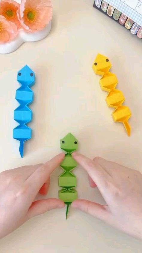 #asrt #art #arts #paper #papercraft Snake Origami, Craft Snake, Paper Games For Kids, Snake Crafts, Kids Origami, Cute Origami, Origami Patterns, Handmade Paper Crafts, Quick Crafts