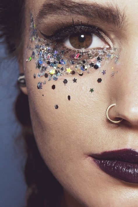 comment se maquiller les yeux pour un festival, make-up facile à réaliser pour un festival avec gel pailleté sous les yeux Coachella Make-up, Glitter Face Makeup, Glitter Carnaval, Make Up Yeux, Glitter Eyebrows, Coachella Makeup, Sparkle Makeup, Festival Makeup Rave, Festival Makeup Glitter