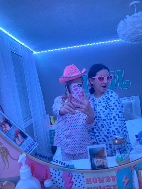 Preppy Sleepover Pics, Preppy Movie Night, Preppy Slumber Party, Preppy Selfies, Preppy Sleepover Ideas, Sleepover Board, Sleepover Preppy, Sleepover Plans, Pink Sleepover