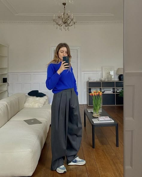 Brittany Bathgate, Royal Blue Outfits, Street Style Outfits Casual, Cy Twombly, Jumper Outfit, Baggy Trousers, Royal Outfits, Winter Mode, Minimal Outfit