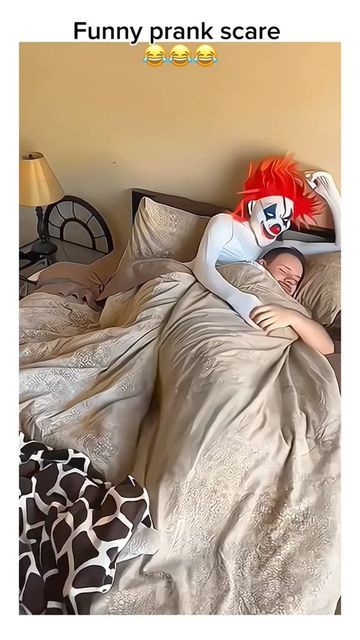 Scary Halloween Pranks, Funny Pranks On Husband, Scaring People Pranks, Scare Pranks Videos Funny, Best Pranks Ever Hilarious, Funny Clips Hilarious, Funny Birthday Pranks, Funny Fart Videos, Funny Scary Pranks