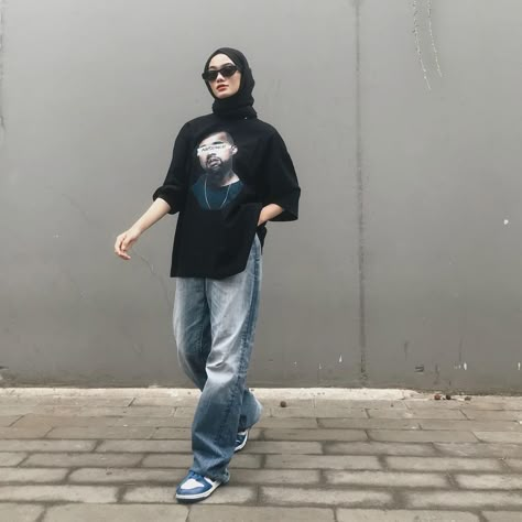 Baggy Outfits Hijab, Loose Jeans Outfit Hijab, Baggy Jeans Outfit Hijab, Loose Hijab, Loose Jeans Outfit, Outfit Ideas Sporty, Black Tshirt Outfit, Outfit Ideas Hijab, Baggy Outfit Ideas