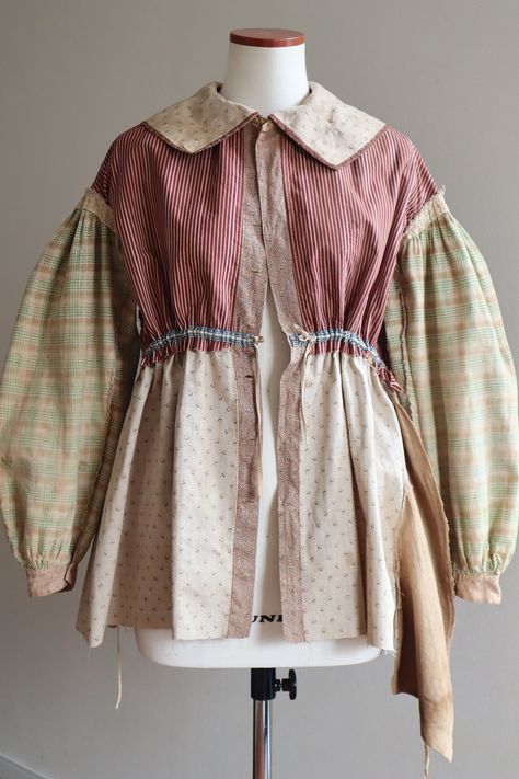 An antique blouse from around the 1860s. This piece was originally a dress, but it was cut just below the waistband. It is made of firm and soft cotton with a small floral pattern. The reddish brown color of the outer fabric is lovely, but be sure to check out the lining. The faded light beige color and the lining fabric have a texture and color that I love, and it made my heart skip a beat. The color scheme of the outer fabric is based on the neat brown, and the cute brown milk glass buttons. T Check Blouse, Winter Blouse, Patchwork Shirt Sewing Pattern, Vintage Collared Cotton Blouse, Cute Top, Vintage Patterned Cotton Blouse, Vintage Cotton Patchwork Blouse, Cottagecore Cotton Top With Doll Collar, Vintage Cotton Top With Floral Patchwork