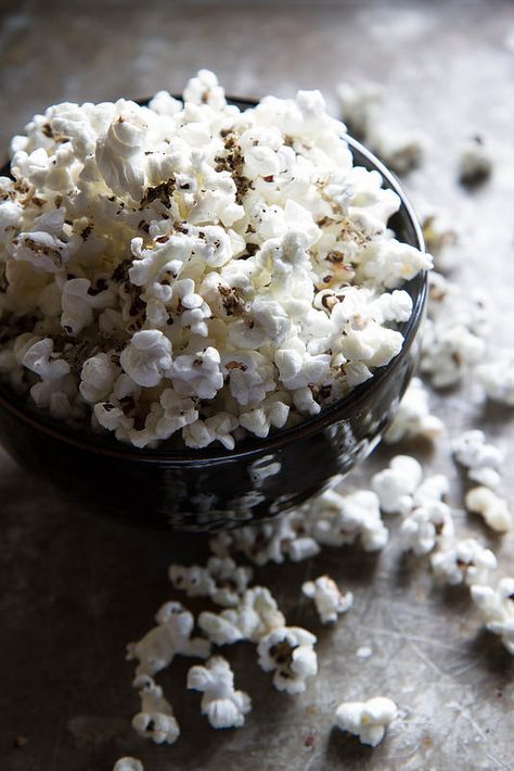 Black Truffle Popcorn Popcorn Photoshoot, Nutritional Yeast Popcorn, Popcorn Aesthetic, Popcorn Photography, Popcorn Recipes Chocolate, Culinary Photography, Kettle Corn Recipe, Truffle Popcorn, Wild Rose Detox Recipes