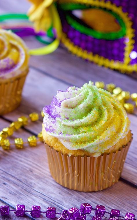 King Cake Cupcakes Recipe, Mardi Gras Desserts, Kings Cake Cupcakes, Best Cupcake, Fun Cupcake Recipes, Mardi Gras King Cake, Mardi Gras Food, Mardi Gras Carnival, Mardi Gras Party