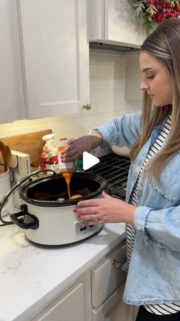 Jaycie Tanner on Instagram: "Happy Spouse, Happy House😋 Crockpot meals make dinner time so easy! 

Recipe: 
2-3 chicken breasts
1 cup buffalo sauce 
1 cup ranch dressing 
1/2 cup chicken broth
8 oz cream cheese
1 cup shredded cheddar cheese
8oz penne pasta (cooked) 
1/4 tsp garlic powder (optional) 

In a greased slow cooker add in chicken, buffalo sauce, ranch dressing, cream cheese and garlic powder. Cook on low 4-5 hours until chicken is done. Shred chicken, add in cheddar cheese and stir. Cook penne pasta on the side, drain and add to crockpot. Mix well and serve. 

#easydinners #slowcookerrecipes #crockpotdinners #buffalochicken" Cabin Food Ideas, Crock Pot Easy Meals, Crockpot Favorites, Shred Chicken, Cabin Food, Chicken Buffalo, Easy Crockpot Dinners, Easy Crockpot Chicken, Shredded Cheddar Cheese