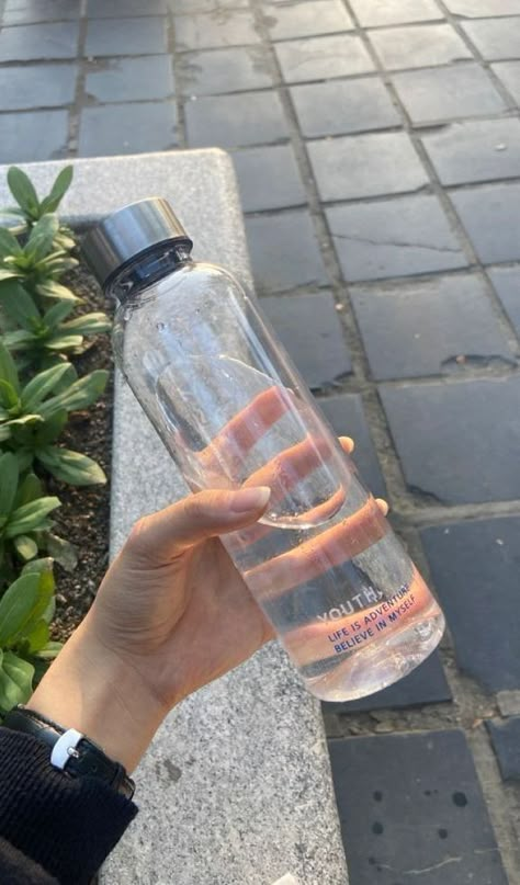 Clear Water Bottle, Trendy Water Bottles, Water Aesthetic, Cute Water Bottles, Healthy Water, Bottle Water, Simple Aesthetic, Healthy Lifestyle Inspiration, Clean Girl