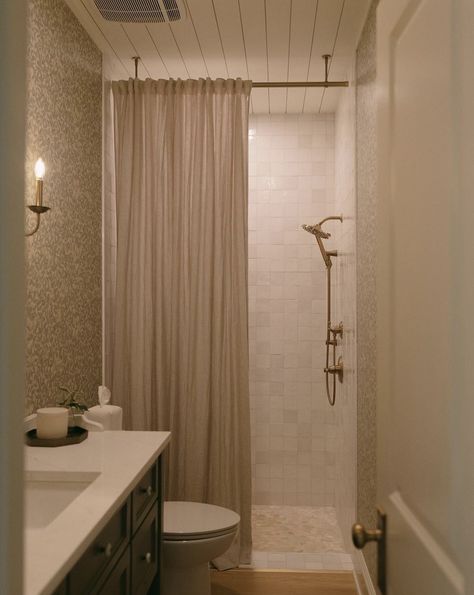 Curtain Sconces Ideas, Nancy Meyers Aesthetic Bathroom, 9x5 Bathroom, 1970s Home Remodel, Country Cottage Bathroom, Room Ideas Kids, Bedroom Summer, Windowless Bathroom, Bathroom Lounge