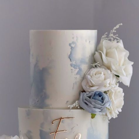 So Layers Wedding Cake Designer Reims on Instagram: "BLUE WEDDING CAKE ✨🤍🩵  Wedding Cake bleu et blanc pour le mariage d’Emeline et Julien.   #cakedesign #cakeart #cakeartist #cakedecorating #luxurycakes #cakelover #cakeinspiration #layercake #weddingcake #gateaumariage #caketrends #luxuryweddingcakes #cakephotography #reimscity #gateauxreimscakes" Pale Blue Wedding Cake, White Cake With Blue Flowers, Blue Buttercream Cake, Light Blue Wedding Cake, Watercolor Wedding Cake, Pale Blue Wedding, Blue Wedding Cake, Buttercream Wedding Cake, Wedding Cakes Blue