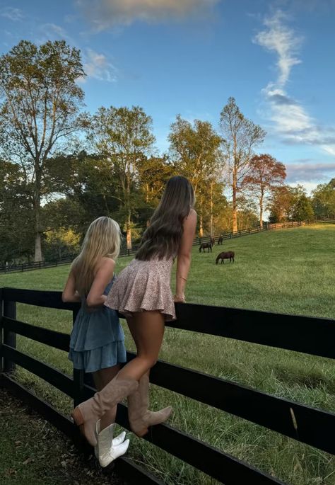 Country Summer, Western Life, Cowgirl Aesthetic, Country Lifestyle, Cute N Country, Friend Photoshoot, Summer Dream, Insta Photo Ideas, Friend Photos