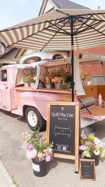 Dana | Spill The Dirt Flower Truck™ on Instagram: "Transforming ordinary life moments into extraordinary experiences, one bloom at a time. 💐 #flowertruck #flowerfarm #floraldesign #flowerexperience #floralworkshop #upickfarm" Flower Truck Aesthetic, Cut Flower Stand, Flower Truck Business, Pop Up Flower Shop, Flower Shop Ideas, Mobile Flower Shop, Flower Trailer, Flower Trucks, Bouquet Bar