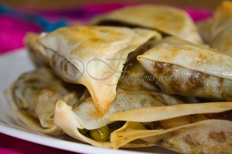 Holi snack spread: Veggie samosa Potli Samosa, Indian Samosas, Curry Puff, Fabulous Friday, Color Festival, Samosa, Finger Food, Appetizer Snacks, Finger Foods