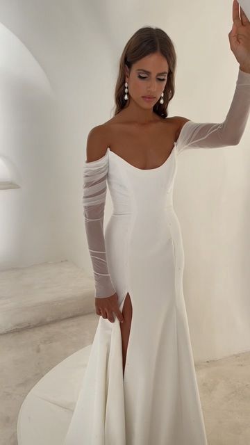 Wedding Dress Low Back, Bride Friend, Sarah Seven, Classy Wedding Dress, Dream Wedding Ideas Dresses, Classic Wedding Dress, Classy Wedding, Wedding Mood, Long Wedding Dresses