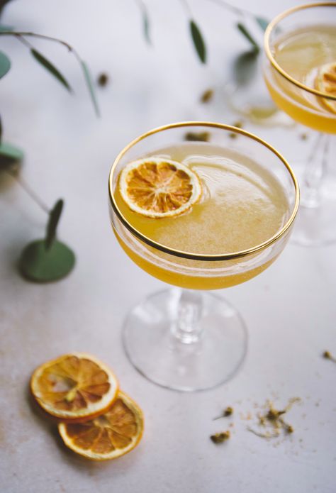 pear + chamomile bee's knees with honey syrup | holly & flora Chamomile Recipes, Honey Cocktail, Honey Drink, Gin Recipes, Tea Cocktails, Mojito Recipe, Bee's Knees, Honey Syrup, Fancy Drinks