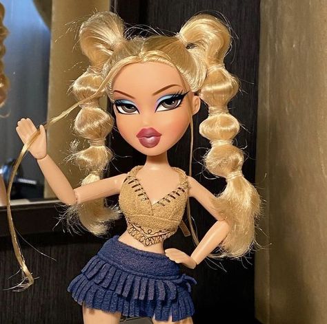 #Fashion #BratzDolls #Bratz #MuñecasBratz #Fancy #Dolls Bratz Doll Icon, Doll Icon, Bratz Outfits, Bratz Doll Outfits, Brat Doll, Bratz Girls, Doll Outfits, The Queens, Bratz Doll