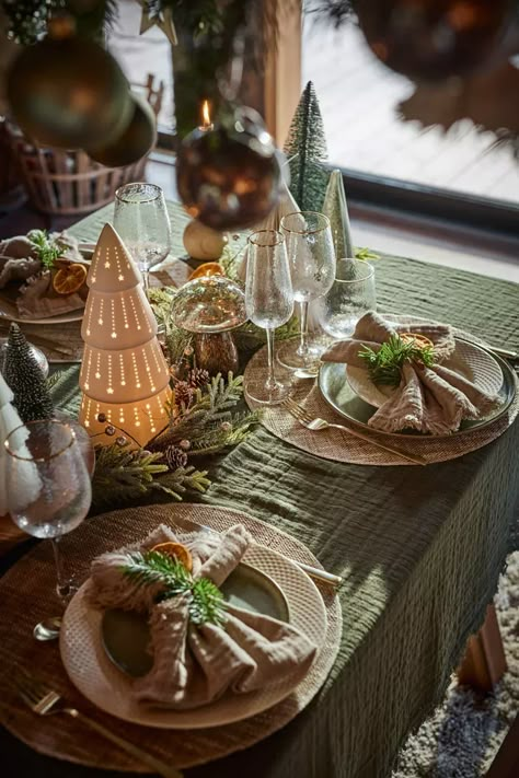 Opter pour une table de Noël rustique vert mousse Christmas Table Deco, Navidad Natural, Christmas Dinner Table, Noel Diy, Nature Table, Family Table, Table Set Up, Christmas Tablescapes, Christmas Table Settings