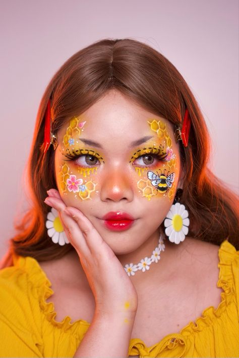 Honey Bee Makeup Look, Bee Makeup Halloween, Bee Makeup Look, Honey Bee Makeup, Bee Face Paint, Bee Face, Bee Makeup, Flower Makeup, Honey Face