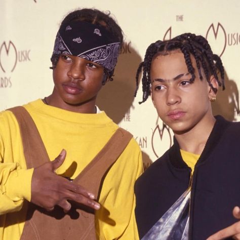 90s Hip Hop Style, Kriss Kross, 90s Black Men, Kris Kross, 90s Rappers, Hip Hop Classics, Ball Aesthetic, 90s Inspired Outfits, 90s Hip Hop Fashion