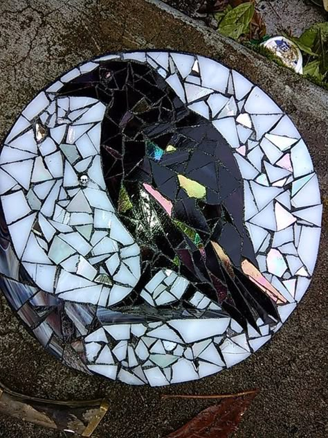 Raven Totem, Bird Mosaic, Mosaic Stepping Stones, Mosaic Pots, Mosaic Flower Pots, Mosaic Animals, Mosaic Garden Art, Mosaic Birds, Mosaic Art Projects