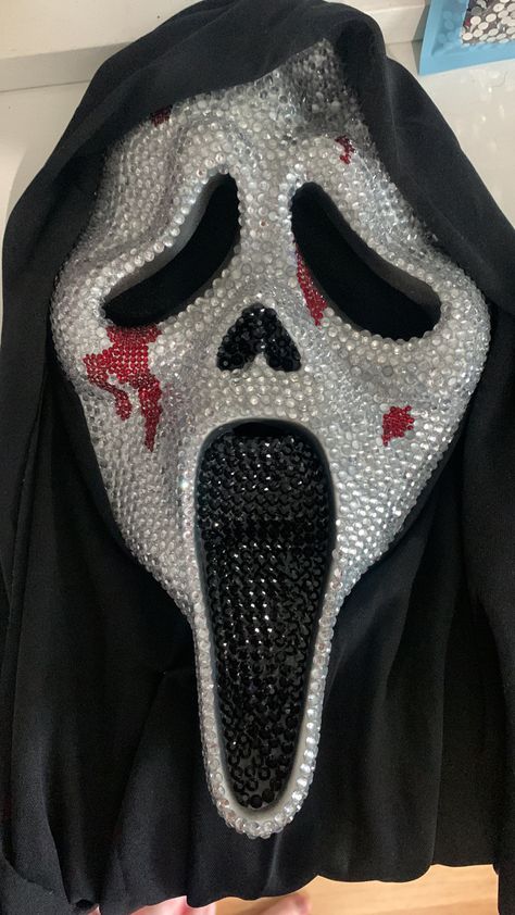 Ghostface Bedazzled Mask, Ghostface Rhinestone Mask, Ghostface Outfit Girl, Rhinestone Scream Mask, Bedazzled Scream Mask, Halloween Inspo Outfit, Ghost Face Costume Women, Mascara Halloween, Scream Halloween Costume