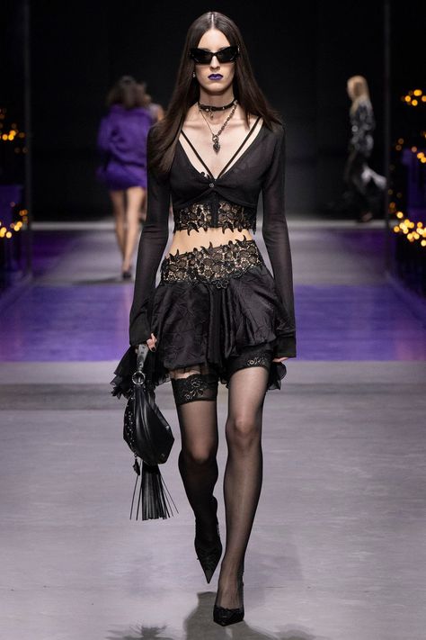 VERSACE FASHION SHOW SS23 WOMEN'S Versace Ss23 Runway, Versace Stage Outfit, Versace 23 Spring Summer, Versace Ss23, Versace 2023, Gothic Goddess, Versace Casual, Versace Runway, Retro Spring