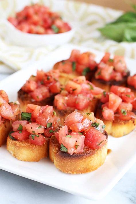 Looking for a simple appetizer that features fresh, seasonal ingredients? Try our homemade tomato basil bruschetta! We share the recipe on Foodal. Strawberry Mango Salsa, Grilled Fish Tacos, Jalapeno Recipes, Bruschetta Recipe, Healthy Mexican, Summer Fitness, Juicy Tomatoes, Fitness Magazine, Idee Pasto Sano