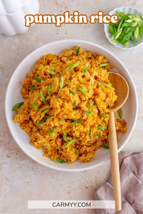 Made with pumpkin puree, canned coconut milk, and broth, this pumpkin rice is a flavorful side dish that is perfect for any occasion. It's so wonderfully creamy, buttery, and cozy. Pasta Pumpkin, Ice Cream Pumpkin, Quinoa Pumpkin, Easy Christmas Food, Recipes For Hosting, Side Dishes For Ribs, Curry Pumpkin, Wheat Rolls, Coffee Pumpkin Spice