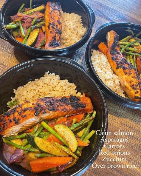 Fish Prep Meals, Simple Pescatarian Meal Prep, Clean Eating Food Prep, Healthy Eating Pescatarian, Healthy Pescatarian Dinner Recipes, Asparagus And Carrots Recipes, Fruit And Veggie Meal Prep, Pescetarian Meal Prep, Healthy Salmon Lunch Ideas