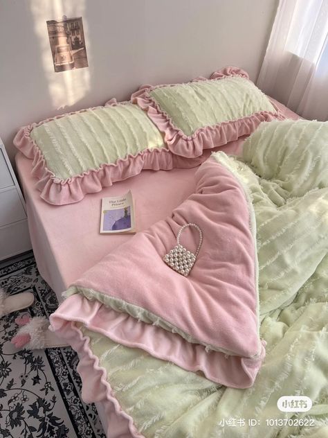 Y2k Bedsheets, Cute Bedsheet, Room Colour Ideas, Retro Apartment Decor, Ideas Habitaciones, Dekorasi Kamar Tidur, Cozy Room Decor, Pretty Room, Apartment Decor Inspiration