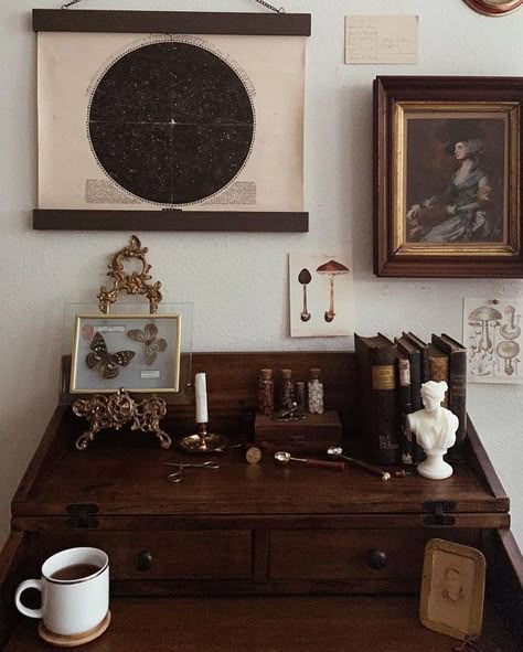 Dark Academia Desk, Dark Academia Room Ideas, Dark Academia Bedroom, Dark Academia Interior, Academia Bedroom, Dark Academia Room Decor, Dark Academia Room, Vasos Vintage, Academia Room