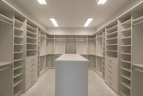 Big Closet Ideas, Luxury Master Closet, White Walk In Closet, Closet Designs Ideas, Big Walk In Closet, Master Closet Layout, Shifting Closet, Master Closet Design, Big Closet