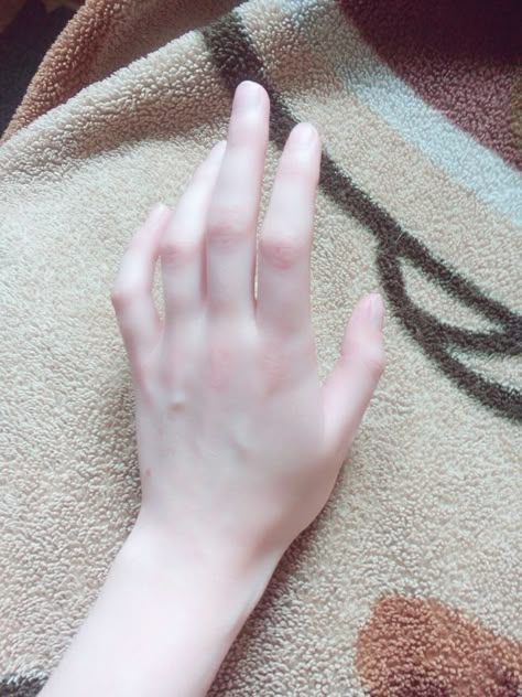 Pale Hands, Pale Skin Beauty, Pale White Skin, Porcelain Skin, Face Home, Oh My Goddess, Skin Hand, Face Pack, Beauty Goals