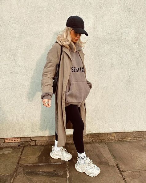 Sunday Outfit Ideas, Fear Of God Hoodie, Balenciaga Speed Trainers, Sunday Outfit, Minimalist Outfits, Essentials Hoodie, Knit Coat, Balenciaga Speed, Street Style Winter