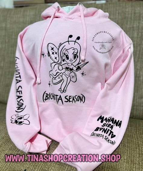 Nuevo merchandising de la gira de temporada de Karol G Bichota: camiseta, suéter y sudadera con capucha con diseño de hadas - Etsy México Karol G Merch, Karol G Style, Fairy Design, Strawberry Gifts, Magical Fairy, The Concert, Shirt Sweater, Text Design, Tee Design