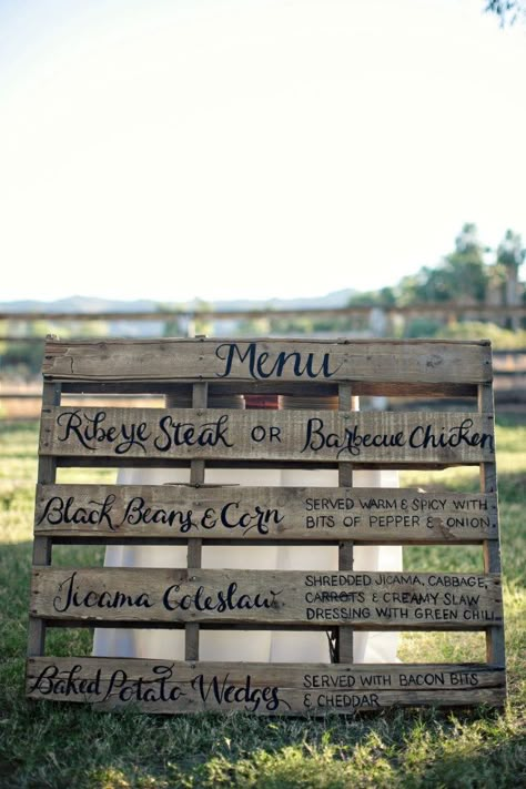 Stain a wooden pallet to get a wonderfully rustic (and cost effective!) menu, program, or "no seating plan" sign! Barbecue Wedding, I Do Bbq, Bbq Wedding, Wedding Menu, Decor Minimalist, Secret Wedding, Wedding Food, Mountain Wedding, Pallet Projects