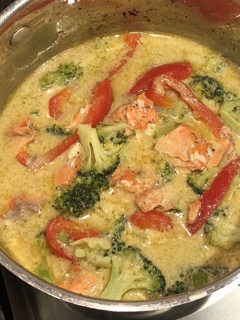 Quick Salmon in a Thai Green Curry Salmon Green Curry, Green Curry Salmon, Green Thai Curry, Thai Salmon, Red Thai Curry, Salmon Curry, Quick Salmon, Thai Green Curry Paste, Green Chilis