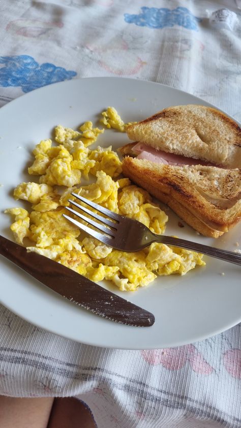 Scrambled Egg On Toast, Scrambled Eggs And Toast, Eggs And Bread, Cooking Breakfast, Aesthetic Breakfast, Sugar Bread, Ham And Eggs, Scrambled Egg, Bread Toast