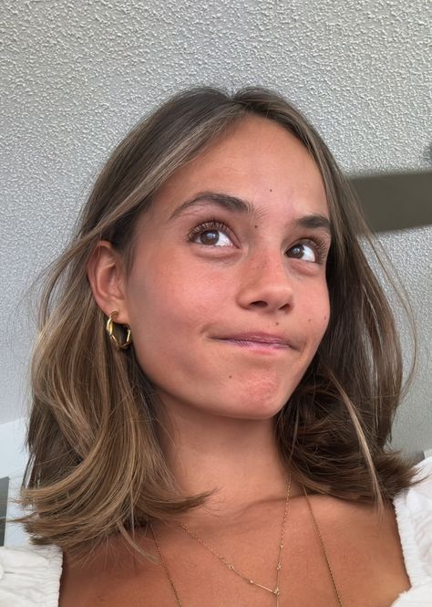 Short Brown Summer Hair, Long Bob Hairstyles With Highlights, Short Haircuts No Layers, Short Hair Emma Chamberlain, Short Hair Below Shoulder, Shorts Hairstyles For Women, Short Haircuts Y2k, Medium Short Straight Hair, Midi Layered Hair