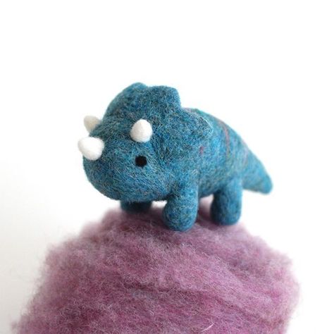 Felted Dinosaur, Needle Felted Dinosaur, Needle Felted Fox, Felted Crochet, Felting Diy, Needle Felting Ideas, Needle Felting Diy, Felted Wool Crafts, Needle Felting Tutorials