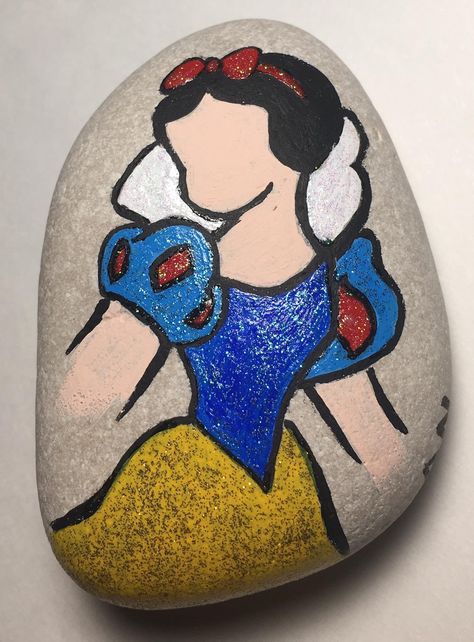 Disney Princess  Snow White painted rock Snow White Painting Easy, Disney Princess Rock Painting, Princess Rock Painting, Rock Painting Disney, Rock Painting Ideas Disney, Disney Painted Rocks, Disney Rock Painting Ideas, Disney Rock Painting, Things To Paint On Rocks