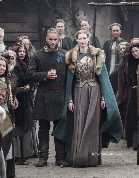 Ragnar & Aslaug I don't mind her, he's perfect only with Ragnar Aslaug Vikings Dress, Ragnar Lothbrok Costume, Aslaug Vikings, Ragnar Costume, Vikings Cast, Youtube Pic, History Channel Vikings, King Ragnar, Vikings Tv Show