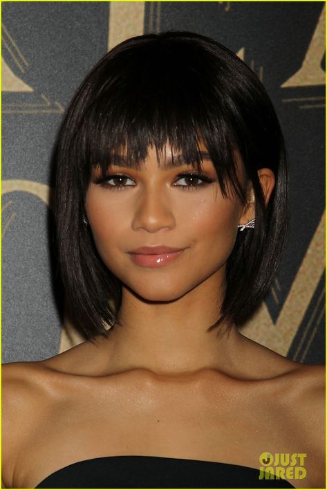 Zendaya Bangs, Zendaya Premiere, Zendaya Short Hair, Estilo Zendaya, Zendaya Hair, Balayage Straight Hair, Round Face Shape, Hair With Bangs, Heart Face