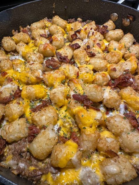 Bacon Cheeseburger Tater Tot Casserole Pork Side Dishes, Cheeseburger Tater Tot Casserole, Easy Weekday Dinners, Bacon Cheeseburger Casserole, Spicy Cheese, Cheeseburger Casserole, Cheddar Cheese Soup, Hearty Casseroles, Tater Tot Casserole