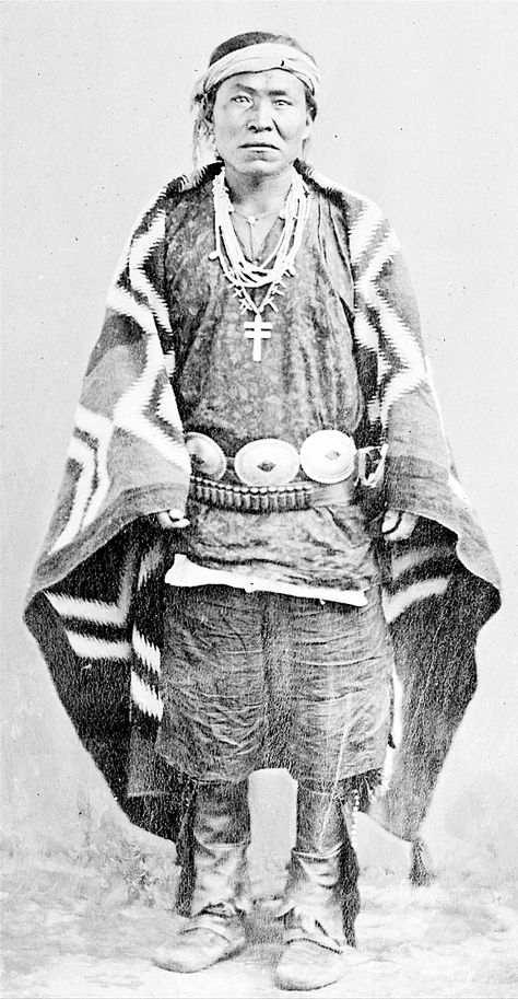 Tlatollotl — thebigkelu: Navajo Man in Native Dress with... Navajo Clothing, Native Dress, Native American Images, Native American Clothing, Native American Pictures, Wilde Westen, Native American Photos, Navajo Nation, Native American Peoples