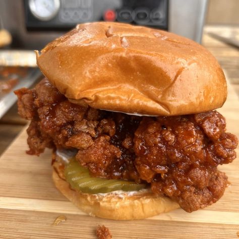 Hot Honey Chicken Sandwich, Honey Chicken Sandwich, Hot Honey Chicken, Spicy Chicken Sandwiches, Work Food, Chicken Sandwich Recipes, Chicken Sandwiches, Chicken Burger, Hot Honey